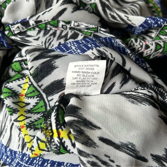 Tie front button up lightweight patterned top - Picture 5 of 5